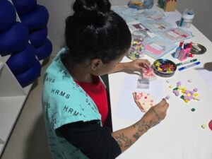 Na Unidade Neonatal do HRMS, “touca maluca” se torna distração para pais de bebês internados Na Unidade Neonatal do HRMS, “touca maluca” se torna distração para pais de bebês internados