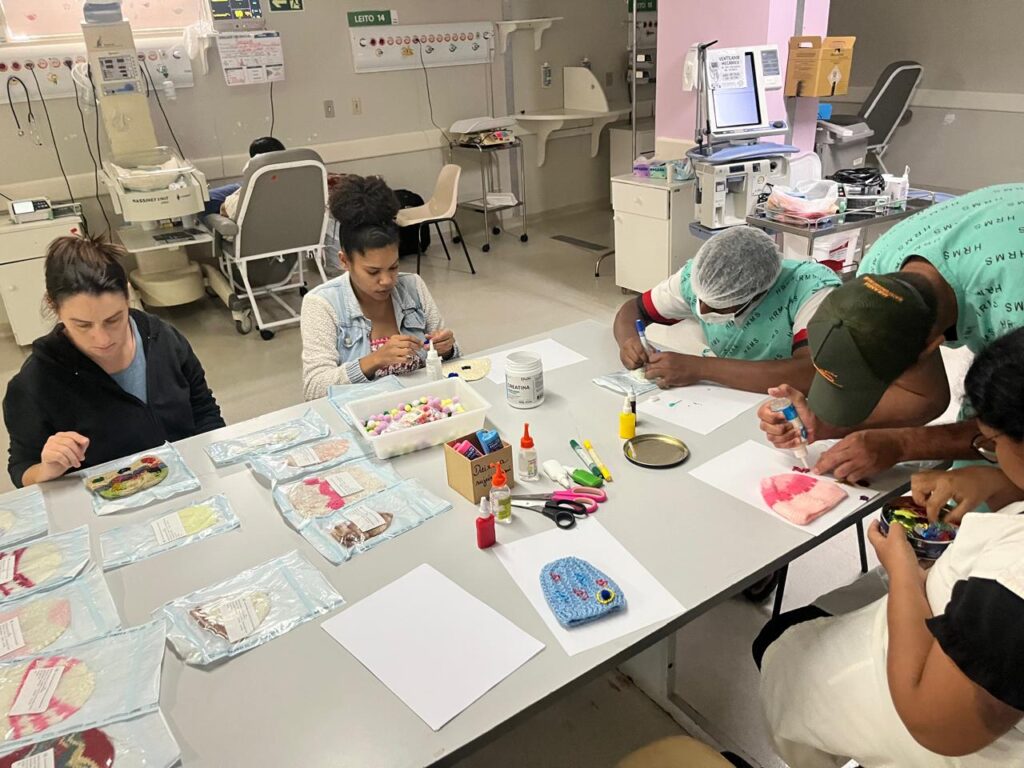 Na Unidade Neonatal do HRMS, “touca maluca” se torna distração para pais de bebês internados Na Unidade Neonatal do HRMS, “touca maluca” se torna distração para pais de bebês internados