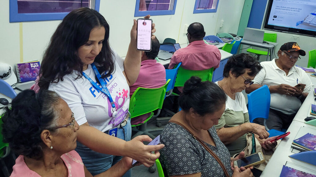 Oficina de inclusão digital ensina pessoas idosas a usar a internet com mais segurança Oficina de inclusão digital ensina pessoas idosas a usar a internet com mais segurança