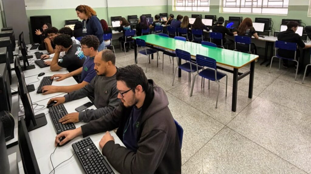 Apaixonado por desenhos, estudante descobre profissão e realiza sonho em curso técnico na rede estadual de ensino Apaixonado por desenhos, estudante descobre profissão e realiza sonho em curso técnico na rede estadual de ensino